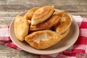 Пирожки подают немного охлажденными