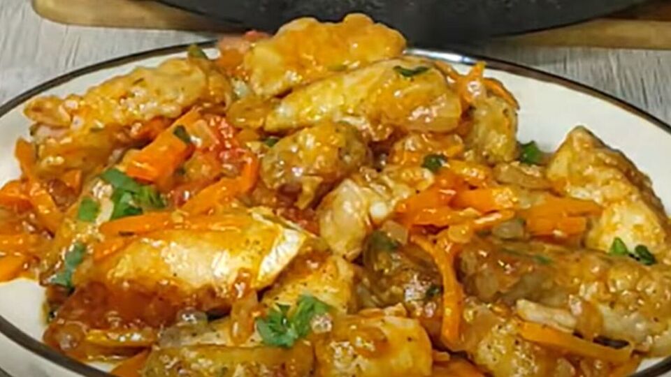 В самом конце протушите рыбу с овощами под крышкой