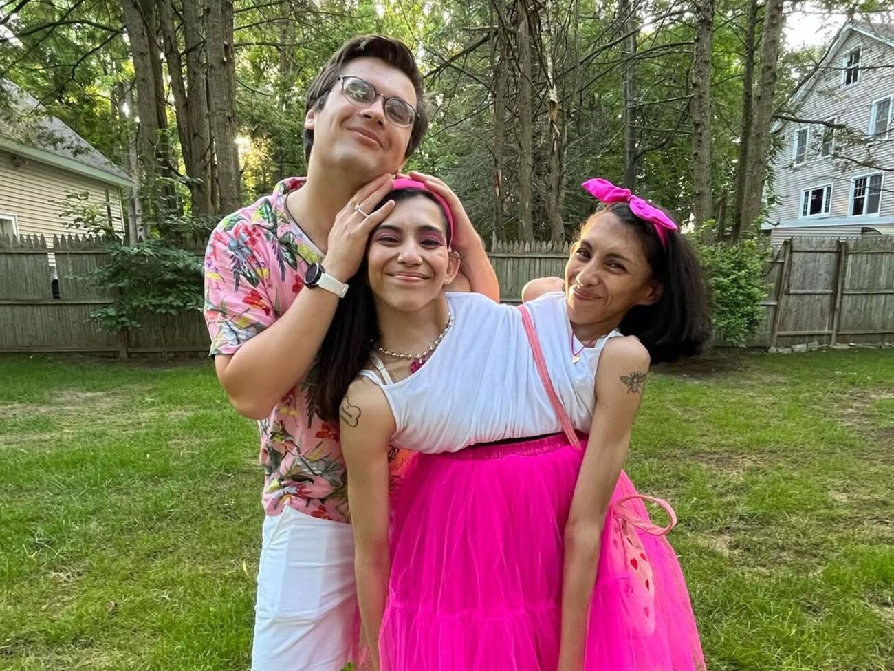 Коли Кармен займається сексом із чоловіком, її сестра в цей час використовує навушники й телефон