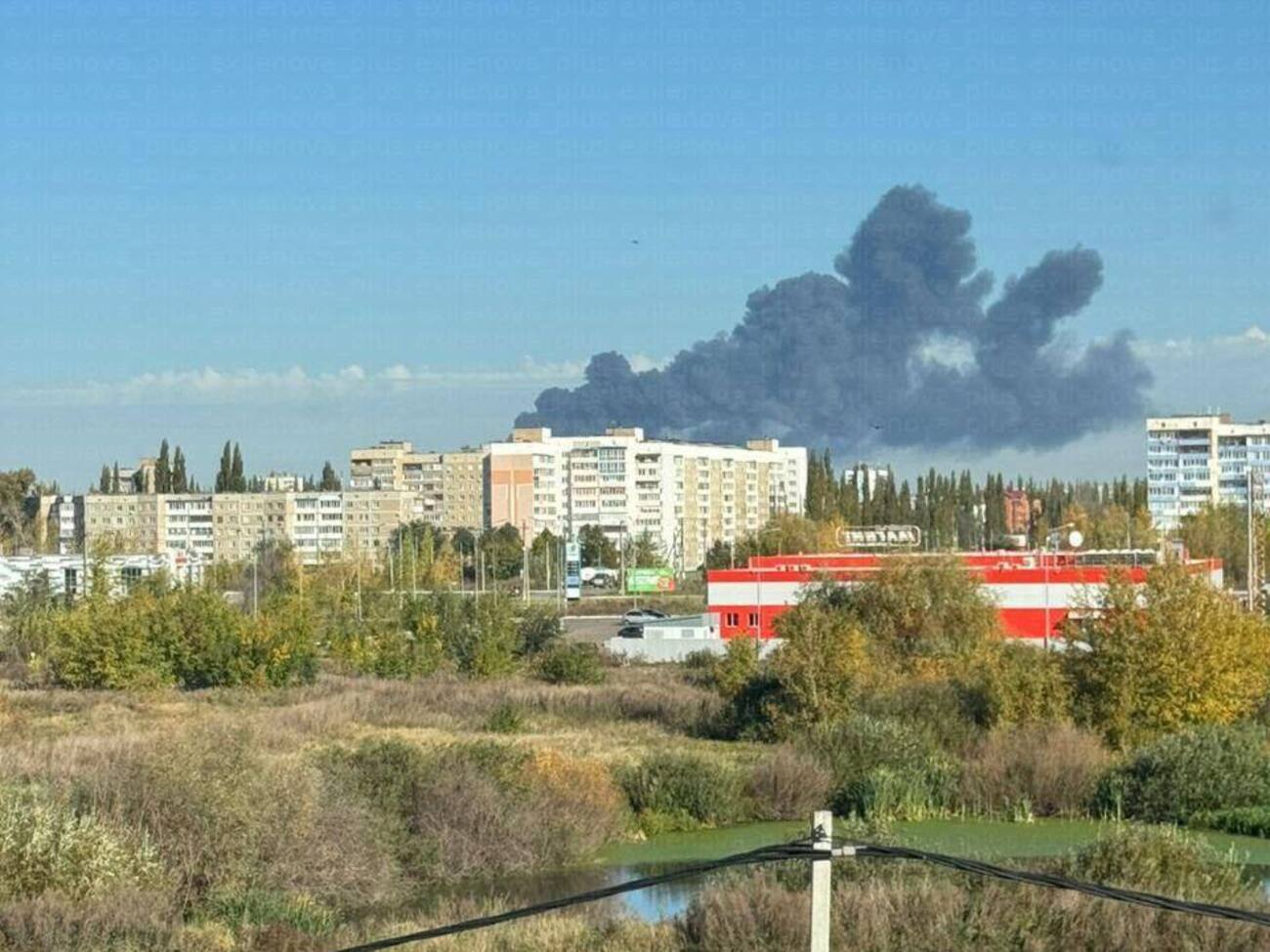 По предварительной информации, поражена установка первичной переработки нефти ЭЛОУ-АВТ-6 – на заводе продолжается пожар, говорится в сообщении Генштаба