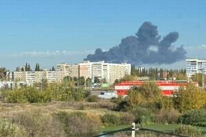 За попередньою інформацією, уражено установку первинного перероблення нафти ЕЛЗУ-АВТ-6 – на заводі триває пожежа, ідеться в повідомленні Генштабу