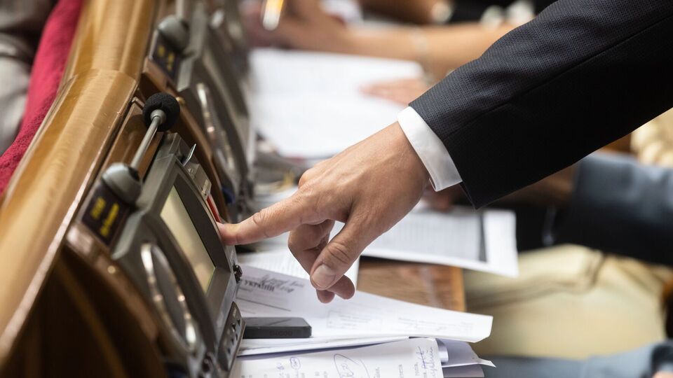 Если законопроект будет принят, он "превратит медиа просто в подставки для микрофонов", считают эксперты