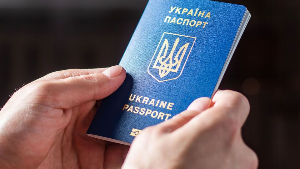 Менять имя можно сколько угодно раз, в законе на этот счет ограничений нет, отметили в Минюсте