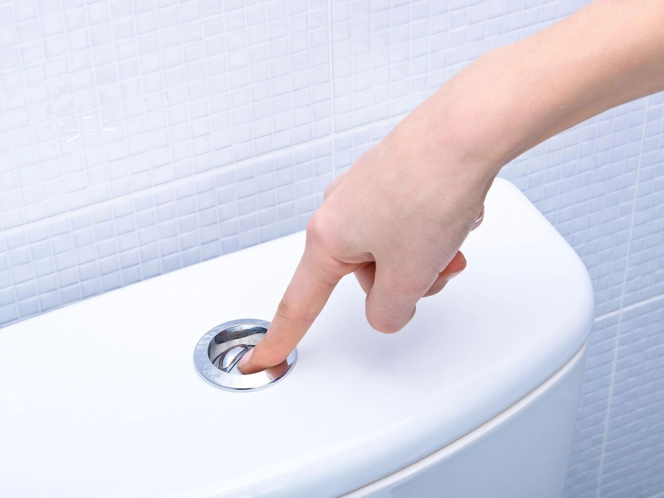 Коммунальщики призывали регулярно проверять сантехнику, устранять даже мелкие утечки и перекрывать воду, уходя из дома