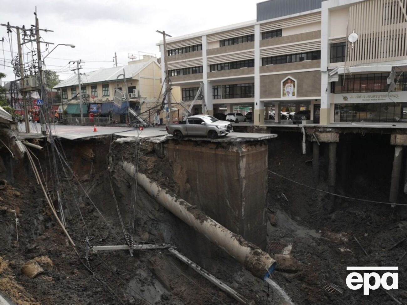 Воронка глубиной 50 м и площадью примерно 900 м² парализовала движение, людей эвакуировали