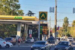 В Крыму дефицит бензина возник из-за "временного снижения" объемов производства на ряде НПЗ РФ, сообщили в оккупационной администрации