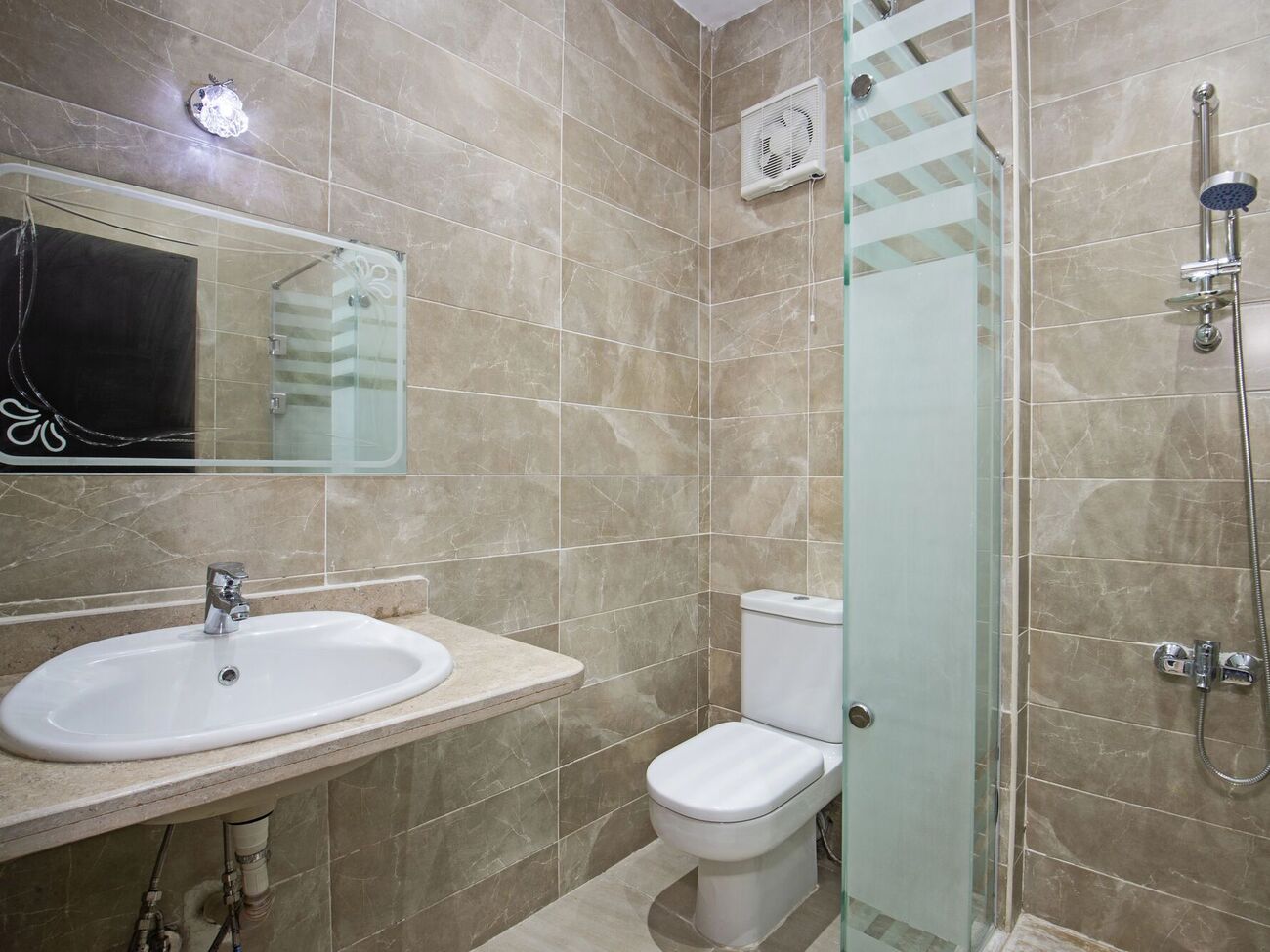 В бачок унитаза нужно поставить зубную пасту, сделав проколы