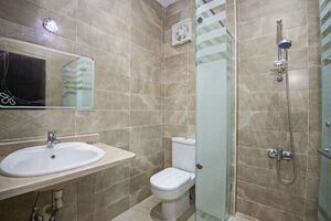 В бачок унитаза нужно поставить зубную пасту, сделав проколы