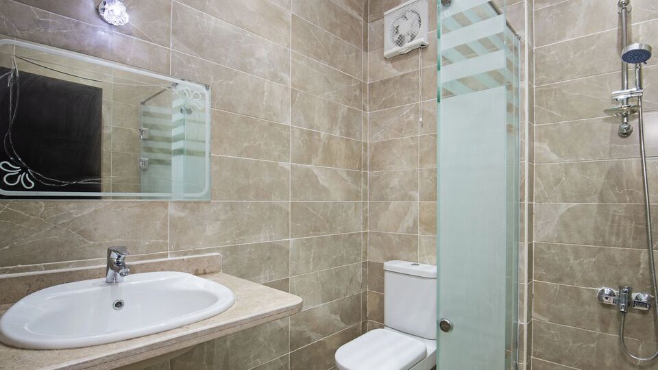 В бачок унитаза нужно поставить зубную пасту, сделав проколы