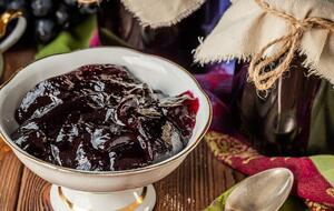 Джем является универсальным дополнением к сладким блюдам