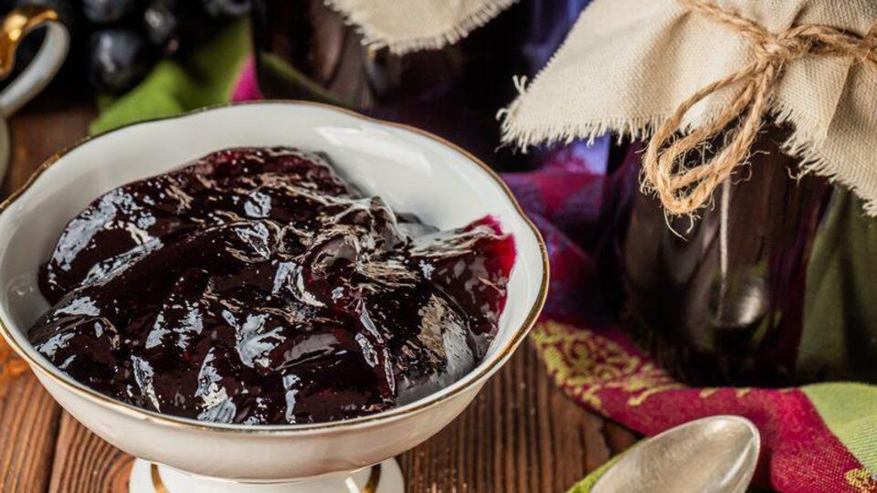 Джем является универсальным дополнением к сладким блюдам