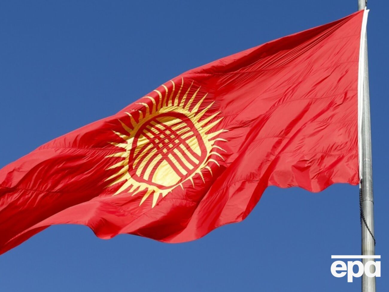 По словам киргиза, после избиения его забрали в ГКНБ, где поставили на колени и заставляли целовать флаг Кыргызстана