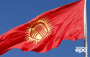 По словам киргиза, после избиения его забрали в ГКНБ, где поставили на колени и заставляли целовать флаг Кыргызстана