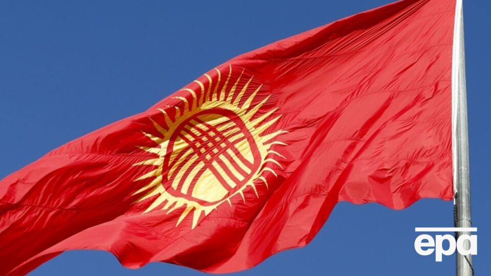 По словам киргиза, после избиения его забрали в ГКНБ, где поставили на колени и заставляли целовать флаг Кыргызстана