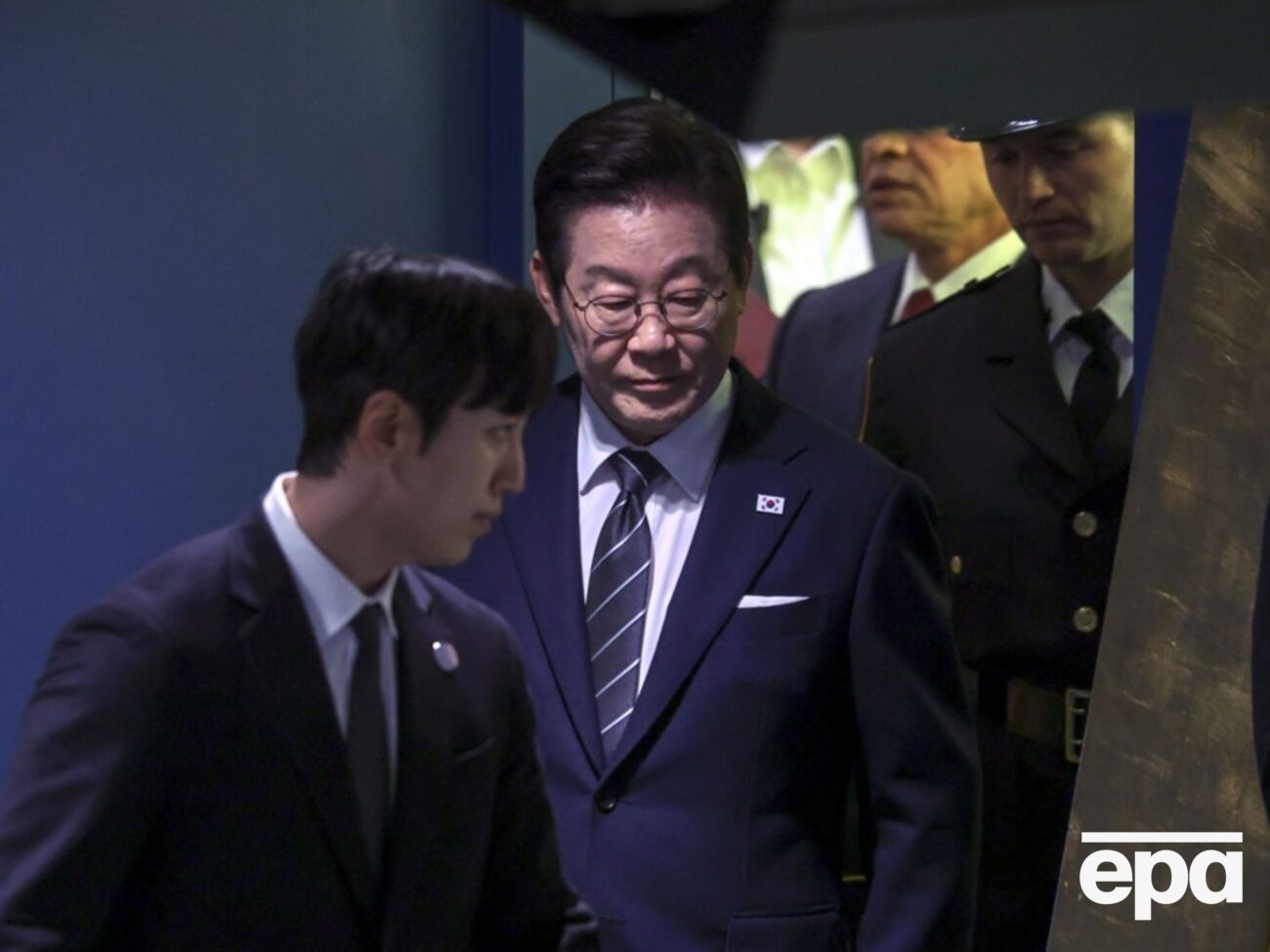 Лі Чже Мьон з охороною чекав, доки проїде кортеж Трампа