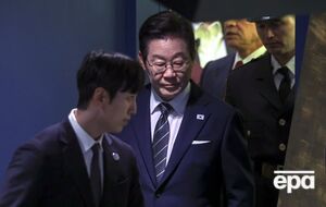 Ли Чжэ Мен c охраной ждал, пока проедет кортеж Трампа