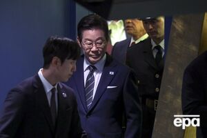 Лі Чже Мьон з охороною чекав, доки проїде кортеж Трампа