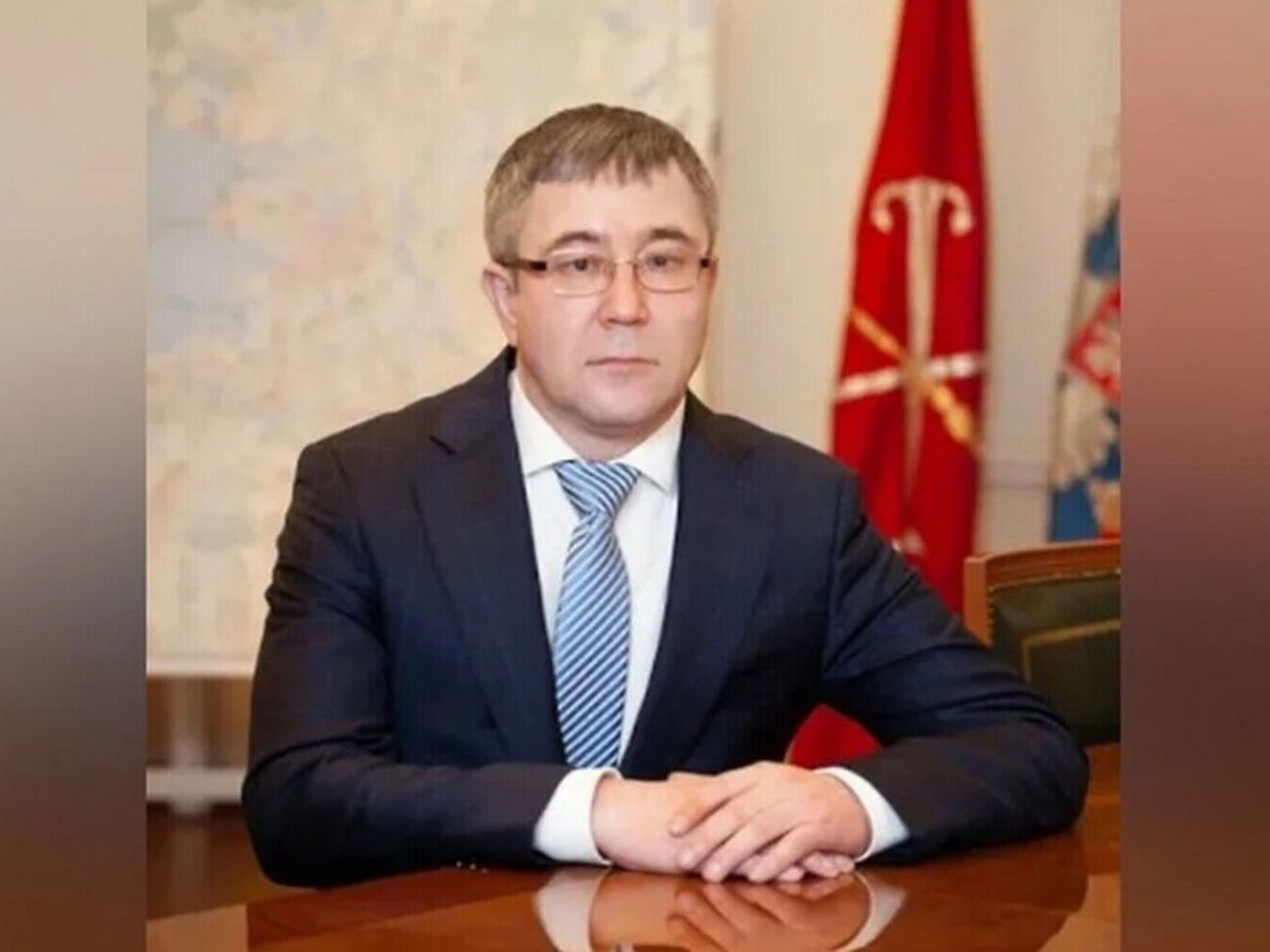 Федотов вернулся в гостиницу при аэропорте и примерно в 5.00 выпал из окна здания "Аэроэкспресса", сообщают в соцсетях