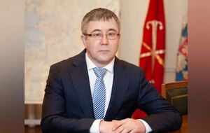 Федотов вернулся в гостиницу при аэропорте и примерно в 5.00 выпал из окна здания "Аэроэкспресса", сообщают в соцсетях