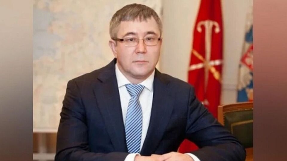 Федотов вернулся в гостиницу при аэропорте и примерно в 5.00 выпал из окна здания "Аэроэкспресса", сообщают в соцсетях