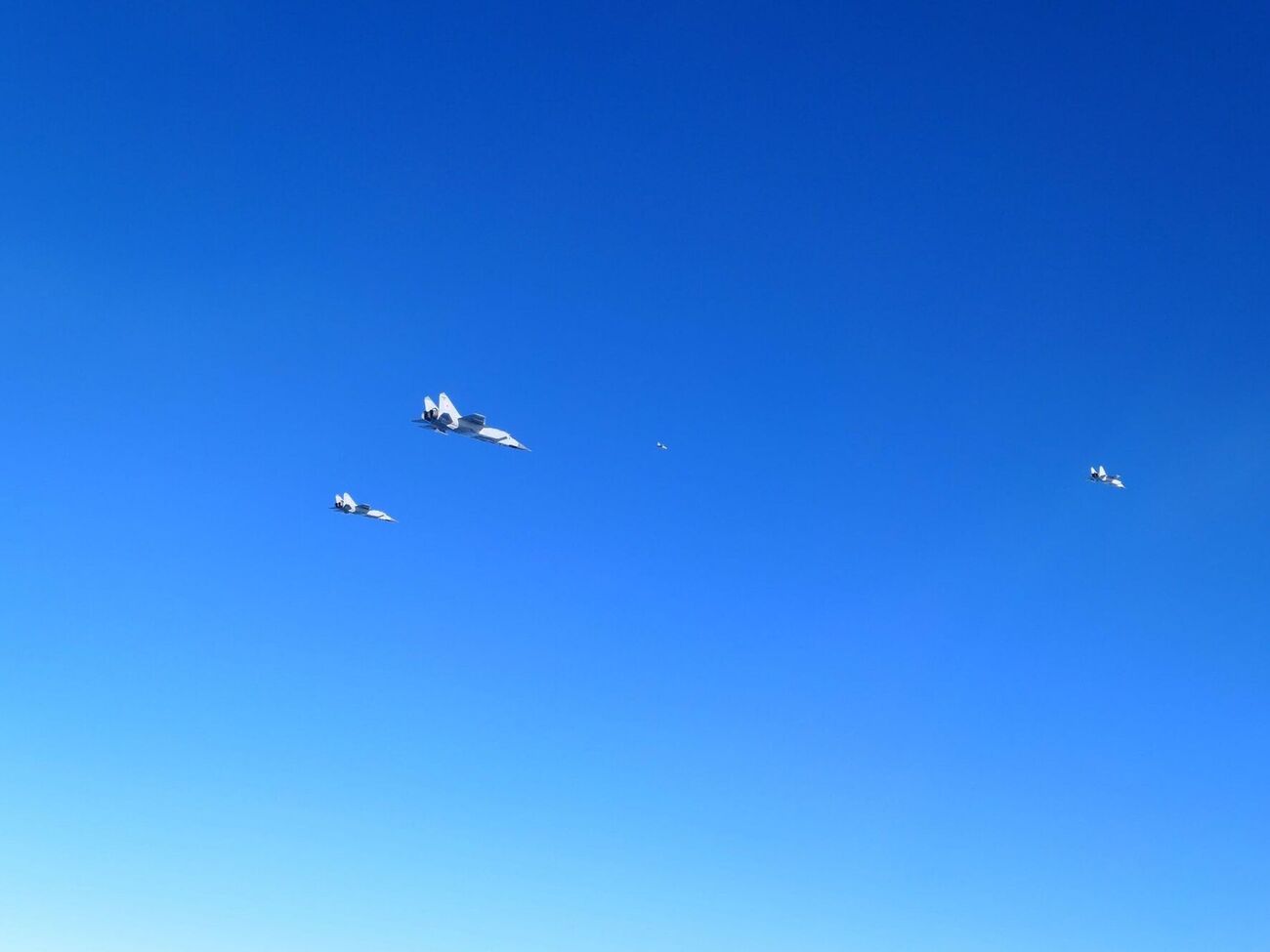 Российские истребители Су-30, Су-35 и три МиГ-31 пролетели над Балтийским морем, информирует НАТО