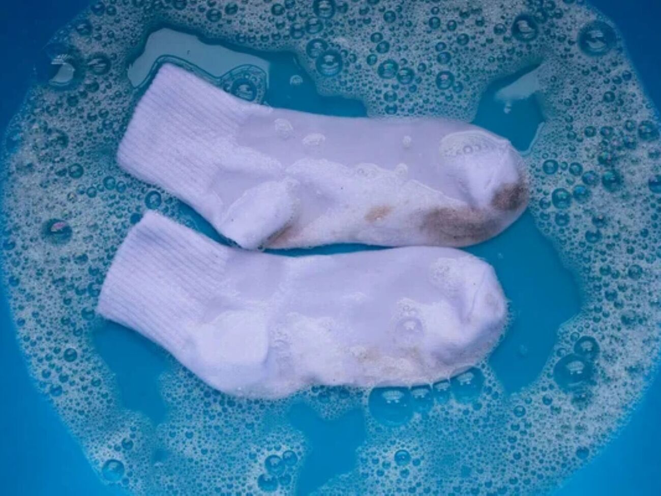 Після замочування шкарпетки потрібно випрати