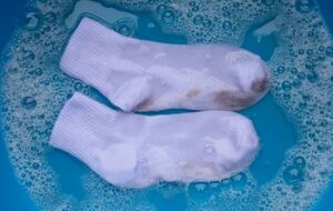 После замачивания носки нужно постирать