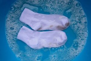 После замачивания носки нужно постирать