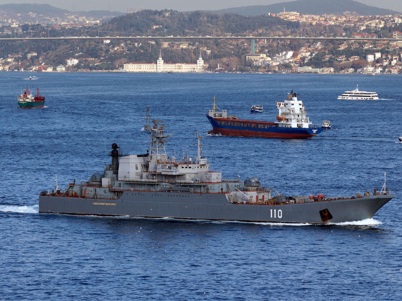 Российский корабль находится на расстоянии от 70 до 270 км от датских аэропортов, где замечали дроны, сообщили СМИ