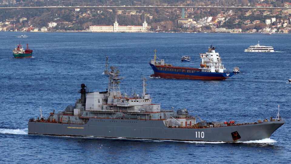 Российский корабль находится на расстоянии от 70 до 270 км от датских аэропортов, где замечали дроны, сообщили СМИ