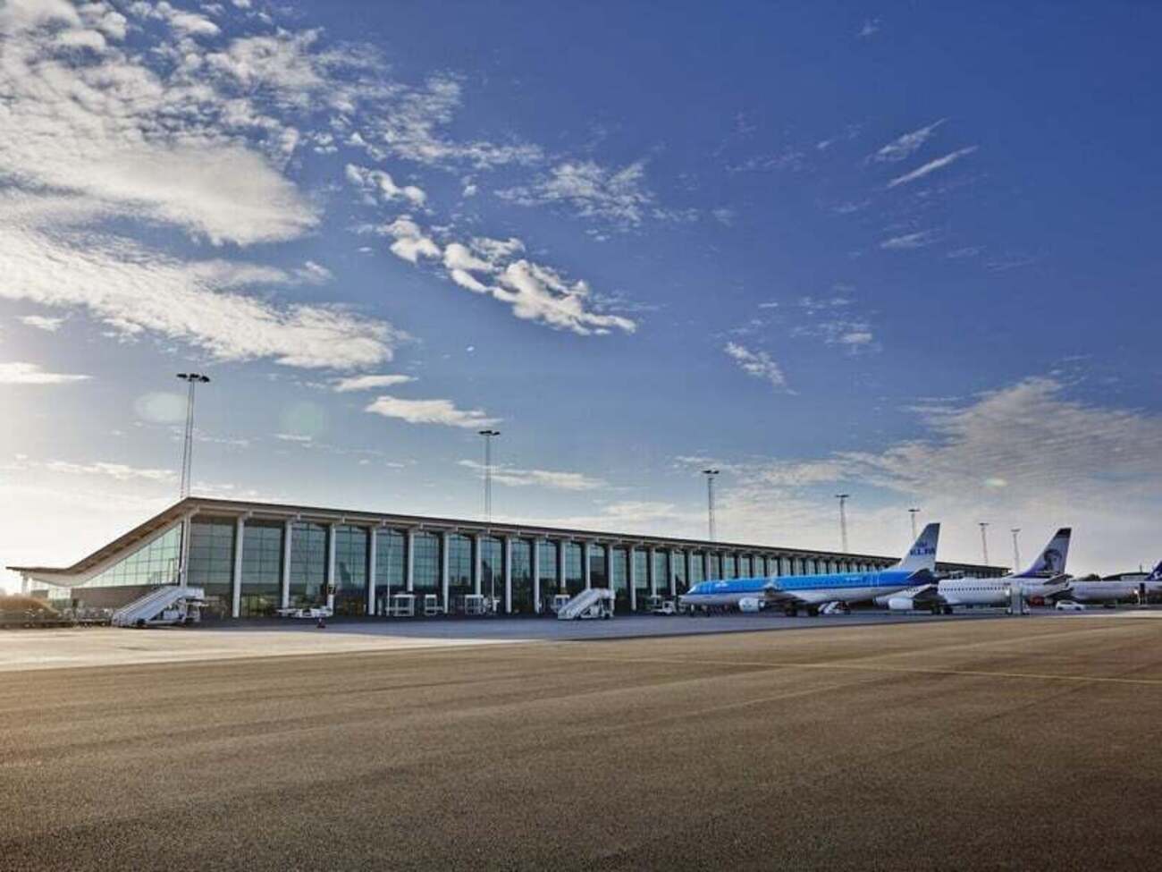 В результате самолет рейса KL1289 был вынужден вернуться в Амстердам, а рейс SK1225 из Копенгагена отменили, добавило TV 2