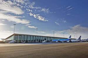 В результате самолет рейса KL1289 был вынужден вернуться в Амстердам, а рейс SK1225 из Копенгагена отменили, добавило TV 2