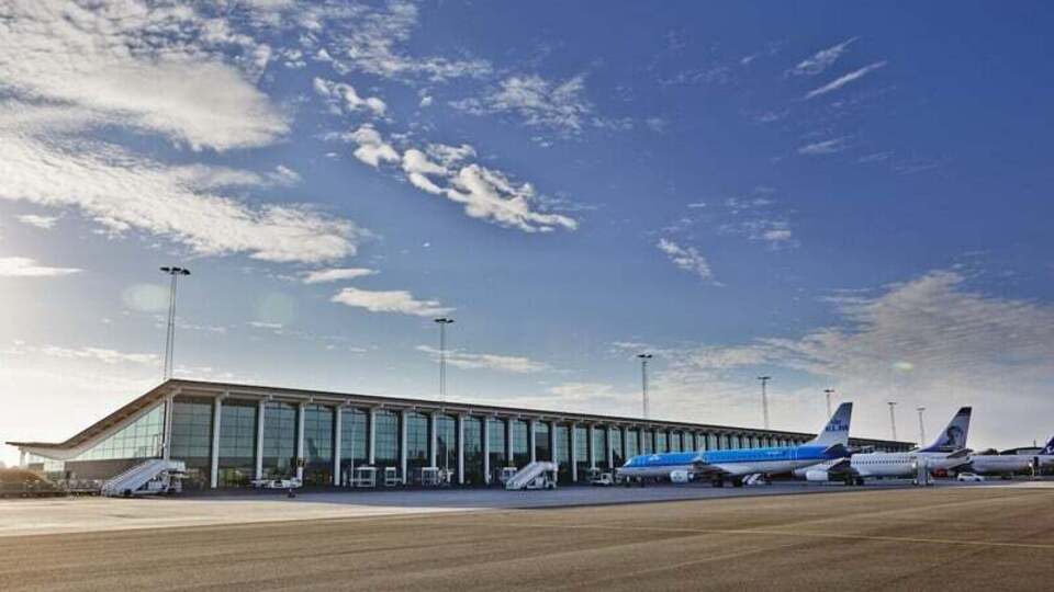 В результате самолет рейса KL1289 был вынужден вернуться в Амстердам, а рейс SK1225 из Копенгагена отменили, добавило TV 2