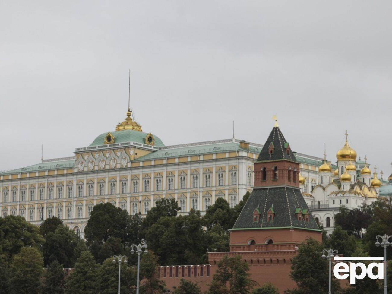СВР: Российские власти вместо системной семейной политики и поддержки здравоохранения делают ставку на идеологические кампании
