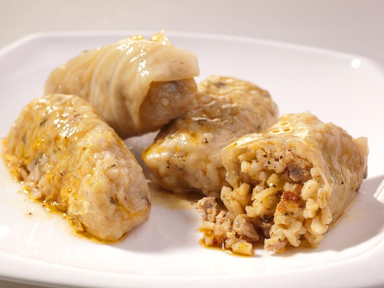 В отличие от обычных голубцов, ленивые не нужно крутить