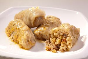 В отличие от обычных голубцов, ленивые не нужно крутить