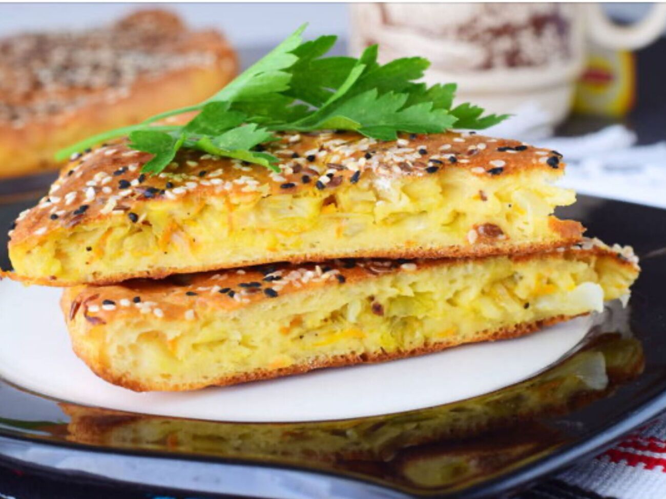 Заливний пиріг із капустою виручить тих, хто не хоче довго стояти на кухні