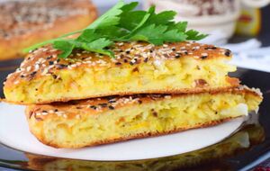 Заливний пиріг із капустою виручить тих, хто не хоче довго стояти на кухні