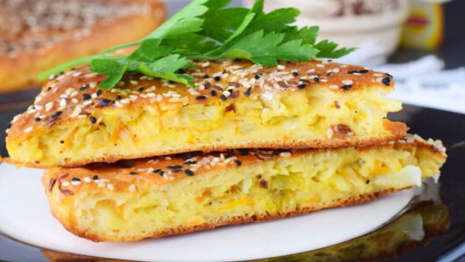 Заливний пиріг із капустою виручить тих, хто не хоче довго стояти на кухні