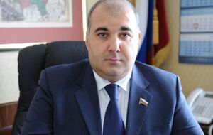 Напсо, вероятно, изнасиловал свою помощницу, когда ей было 19 лет