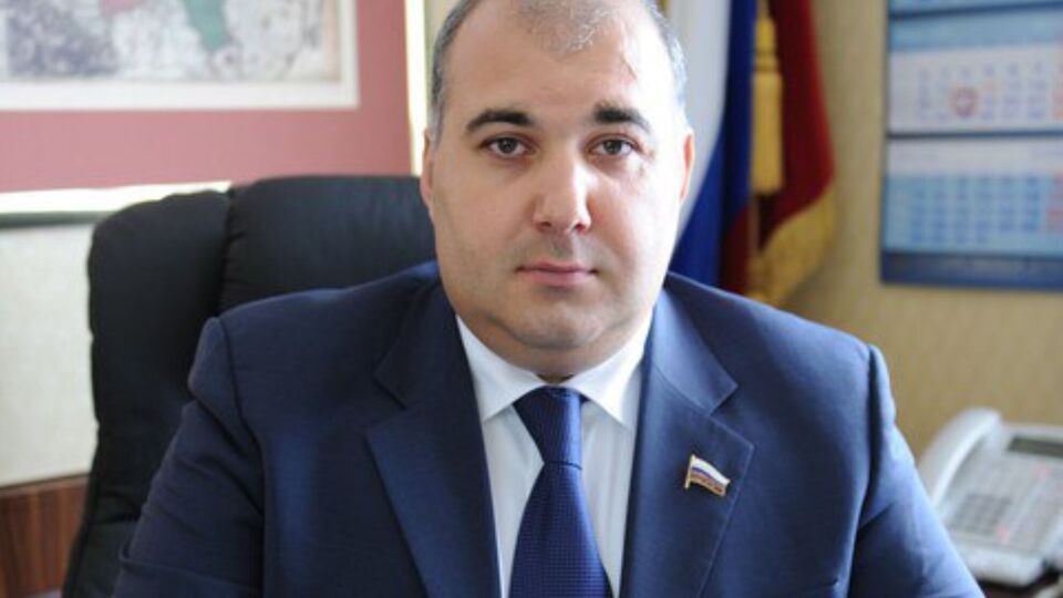 Напсо, вероятно, изнасиловал свою помощницу, когда ей было 19 лет