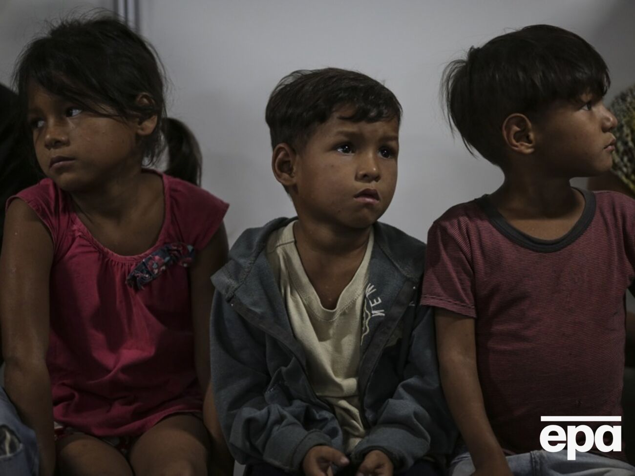 Білий дім заявляє про набуття громадянства "сотнями тисяч осіб, які не відповідають вимогам"