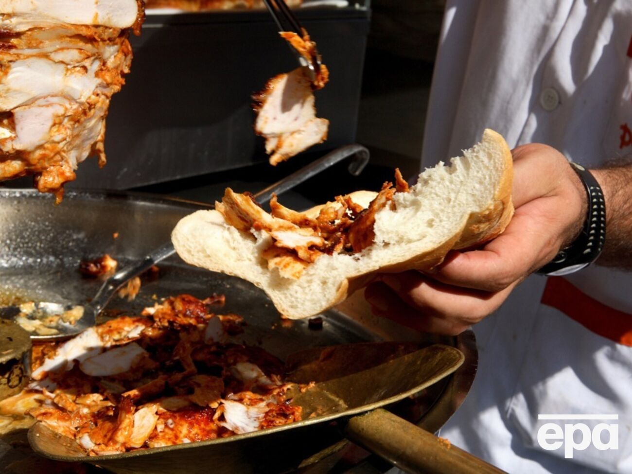 Около 3,5 лет назад Международная ассоциация донера Udofed в Стамбуле подала в ЕС заявление о внесении донера в реестр как "гарантированного традиционного блюда"