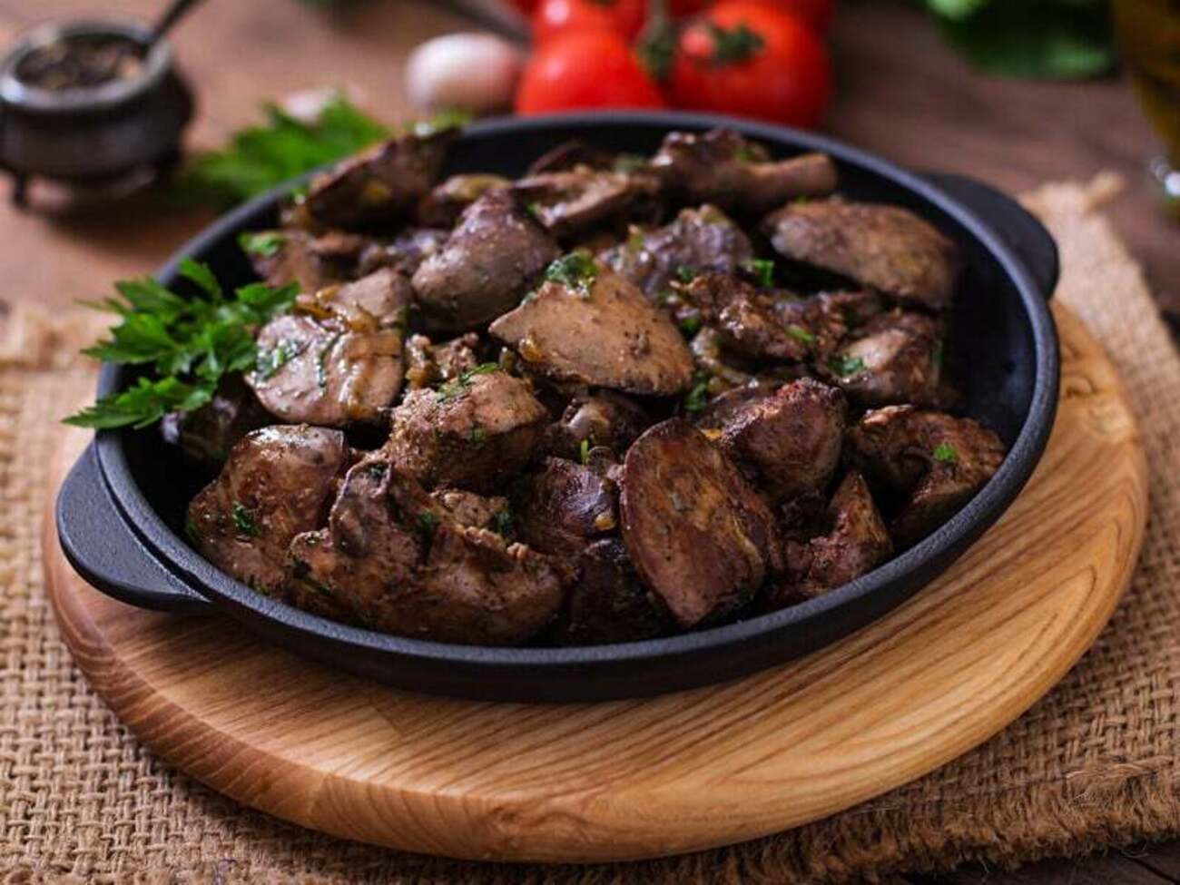 По этому рецепту запекать печень нужно со сливами