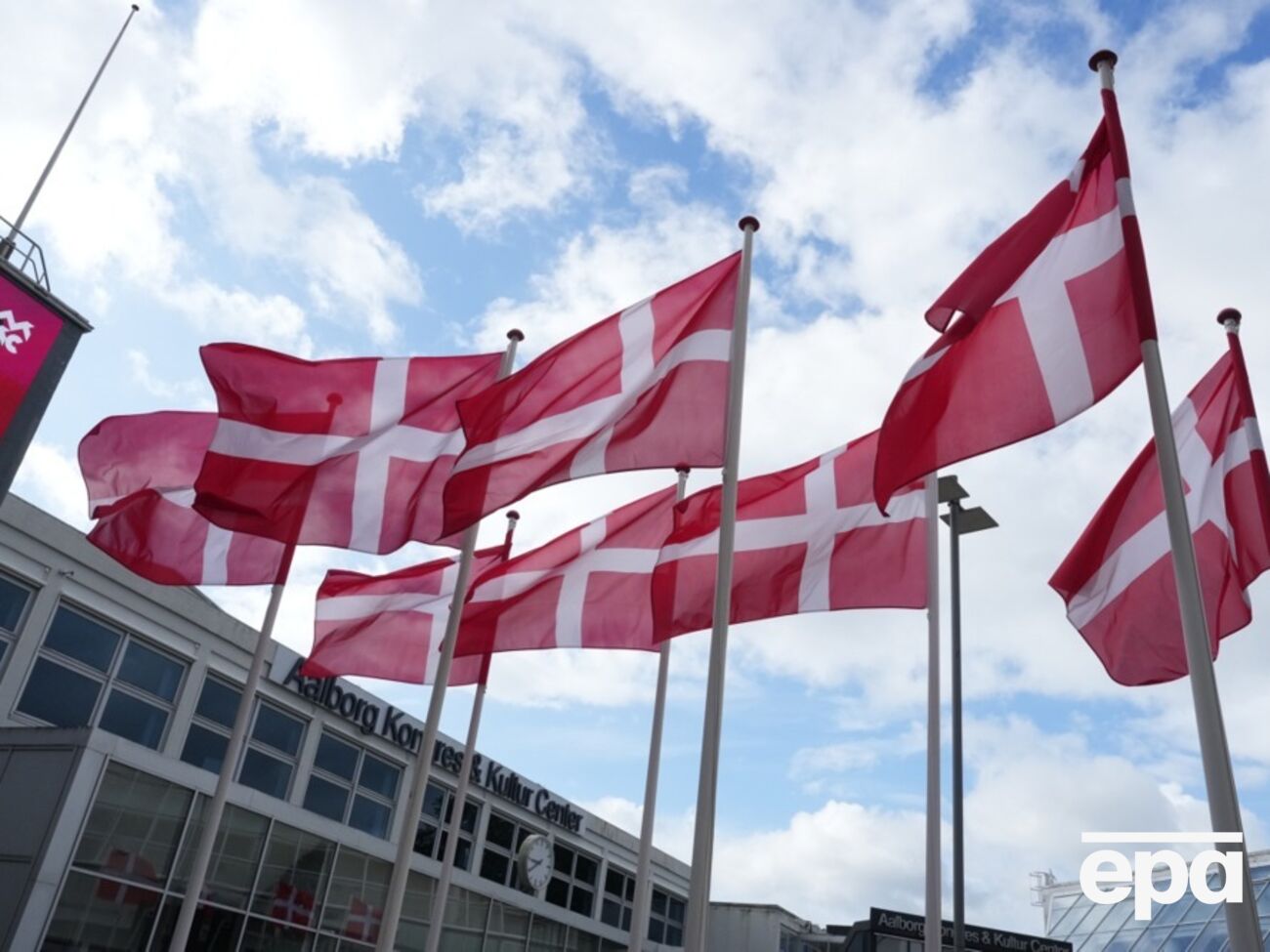 Наразі невідомо, чи є ці спостереження прикладом гібридної атаки, котрі, як раніше заявляла данська влада, уже були в Данії