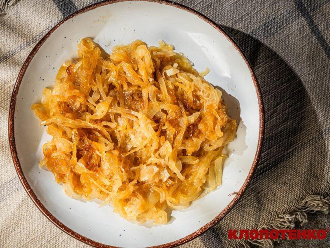 Лук нужно жарить на растительном и сливочном масле