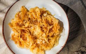 Лук нужно жарить на растительном и сливочном масле