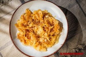 Лук нужно жарить на растительном и сливочном масле