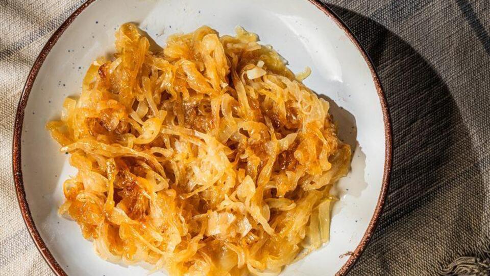 Лук нужно жарить на растительном и сливочном масле