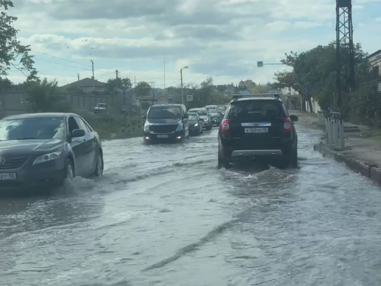 Местные жалуются на плохой запах, пробки и на то, что воды становится все больше и больше